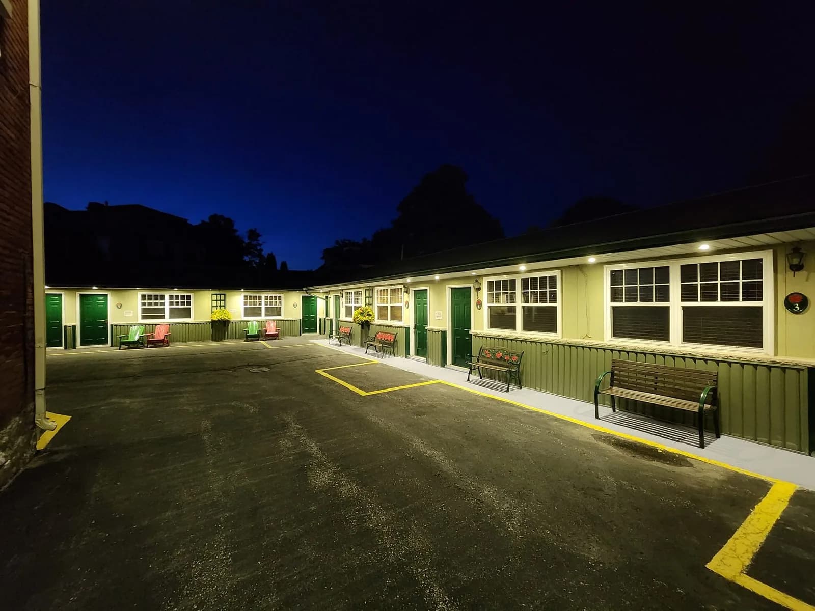 Maple Leaf Motel exterior in Goderich, Ontario